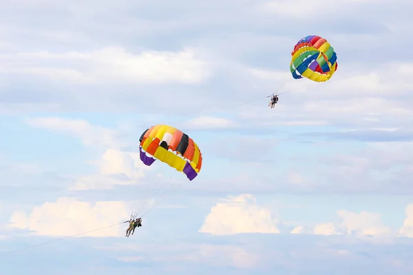 滑翔伞降落伞自由飞翔 — 图库照片