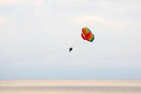 Ejtőernyős ejtőernyős ingyenes Flyin — Stock Fotó