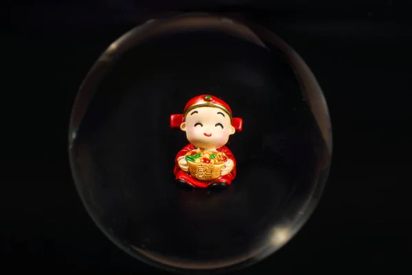 Kinesisk docka genom glas spjut — Stockfoto