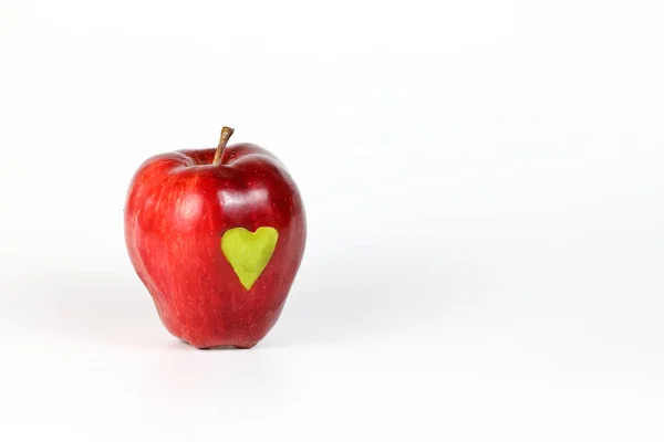 Czerwone jabłko serce zielone — Zdjęcie stockowe