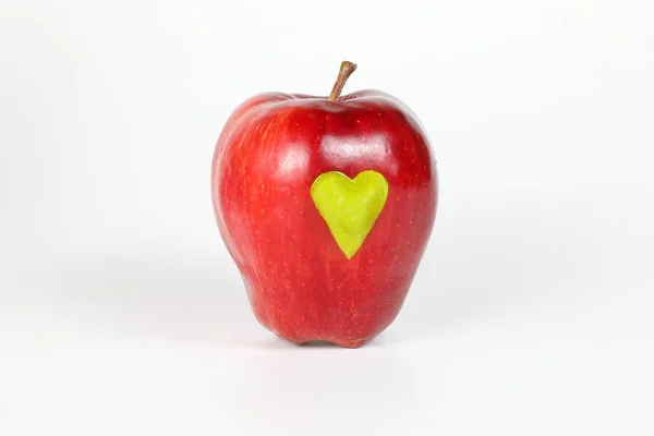 Czerwone jabłko serce zielone — Zdjęcie stockowe