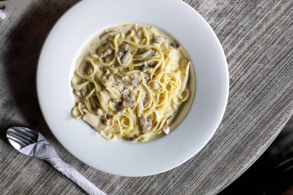 Spaghetti med cremet champignon sauc - Stock-foto