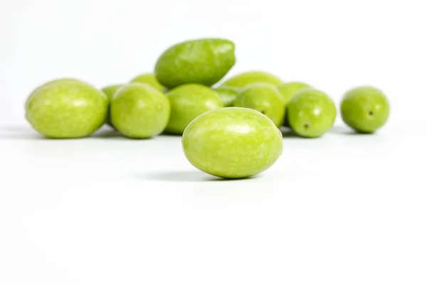 Grüne rohe junge Olive — Stockfoto