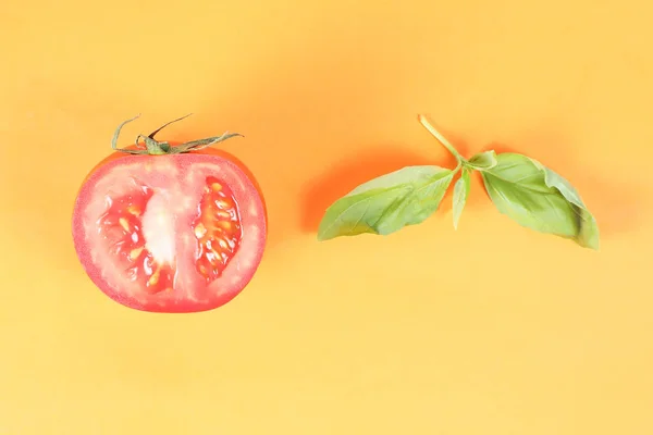 Tomate y albahaca —  Fotos de Stock