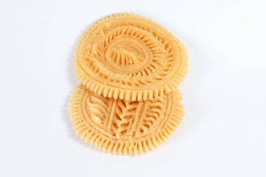 Dekoratif derin kızarmış gevrek pirinç çiçek pasta nokshi pitha