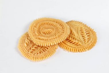 Dekoratif derin kızarmış gevrek pirinç çiçek pasta nokshi pitha