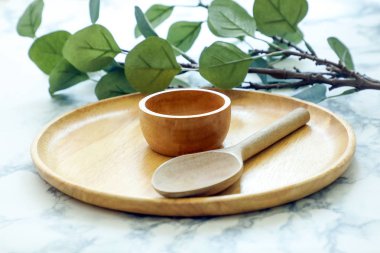 Dekoratif ahşap ayarlama çatal kaşık kap pizza tepsisi mermer üzerinde ta