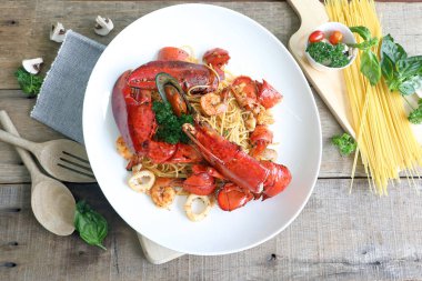 Istakoz deniz mahsulleri spagetti