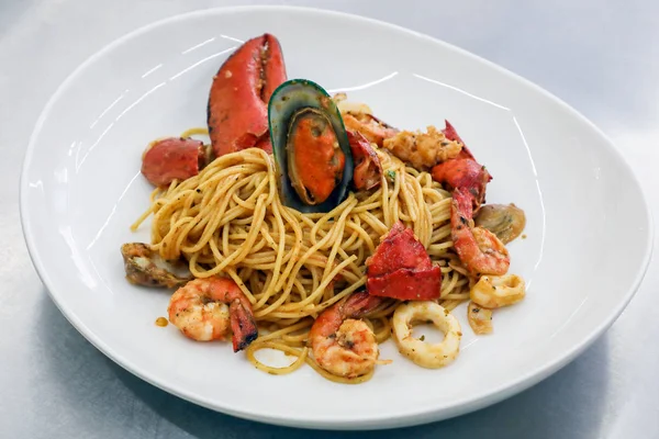 Porce pokovování mořské plody Lobster špagety — Stock fotografie