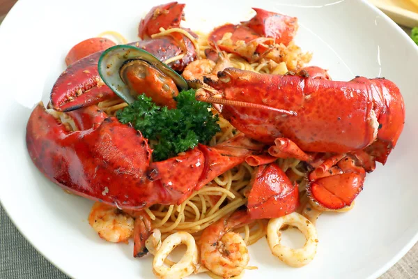 Istakoz deniz mahsulleri spagetti