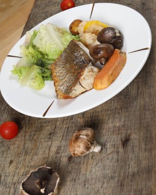 Izgara Levrek sebze ve salata 