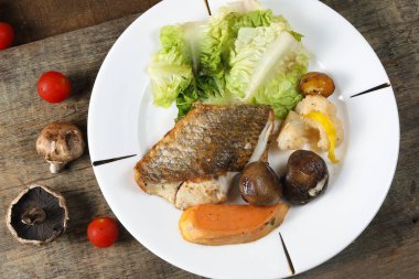 Izgara Levrek sebze ve salata mantar domates 