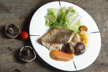 Izgara Levrek sebze ve salata mantar domates