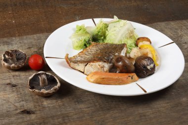 Izgara Levrek sebze ve salata rustik ahşap üzerine