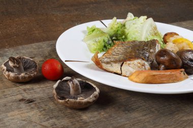 Izgara Levrek sebze ve salata mantar domates 