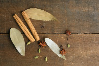 Seylan tarçın kakule karanfil Defne yaprağı mix baharat   