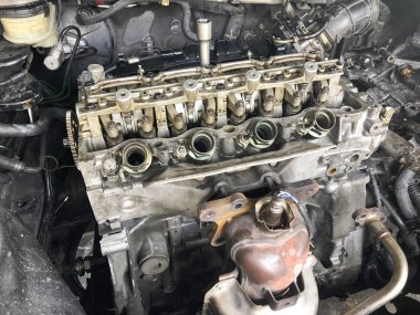 Eski araba araç motoru motorlu kirli 