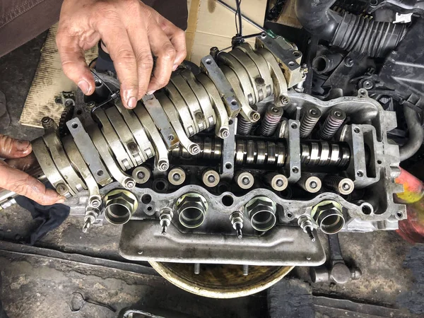 Открытый ремонт валов бывших в употреблении автомобильных двигателей — стоковое фото