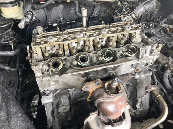 Eski araba araç motoru motorlu kirli 