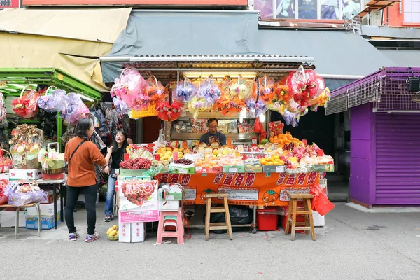 HONG KONG-FEVEREIRO 19, 2018-Kawloon - Fornecedores de frutas que vendem ve — Fotografia de Stock