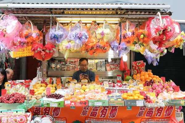 HONG KONG- FEBRUARY 19, 2018-Kawloon - Fruits vendors selling ve — Stock Photo, Image