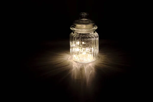 Сияющий свет сквозь стеклянную банку — стоковое фото