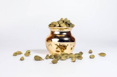 Parlak metal tencerede kakule baharat 