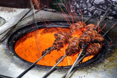 Tandır tavuk pişmiş yangın