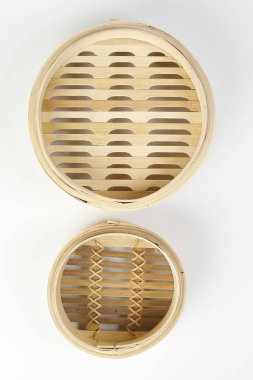 Tahta bambu Dim Sum Buharlı Buharlı beyaz arka plan 