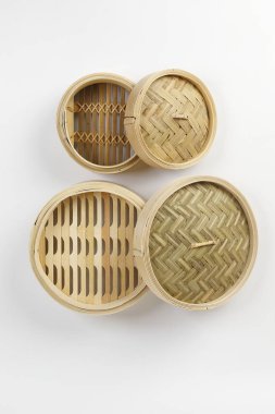 Tahta bambu Dim Sum Buharlı Buharlı beyaz arka plan 