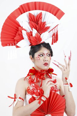 Cheongsam 'da genç ve güzel bir kadın. Modern makyaj.