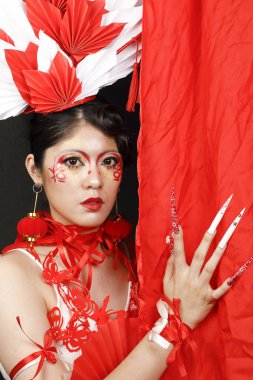 Cheongsam 'da genç ve güzel bir kadın. Modern makyaj.