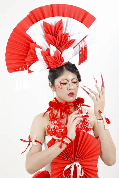 Giovane bella donna in cinese Cheongsam trucco moderno alta fa — Foto Stock