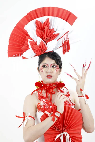 Ung vacker kvinna i kinesiska Cheongsam modern makeup hög fa — Stockfoto
