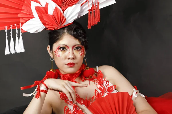 Ung vacker kvinna i kinesiska Cheongsam modern makeup hög fa — Stockfoto