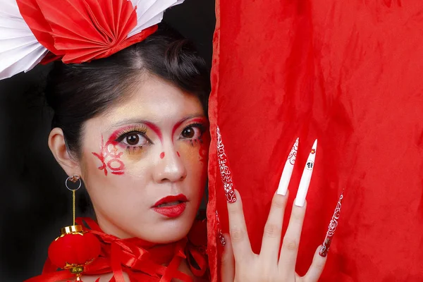 Mladá krásná žena v čínské Cheongsam moderní make-up vysoká fa — Stock fotografie