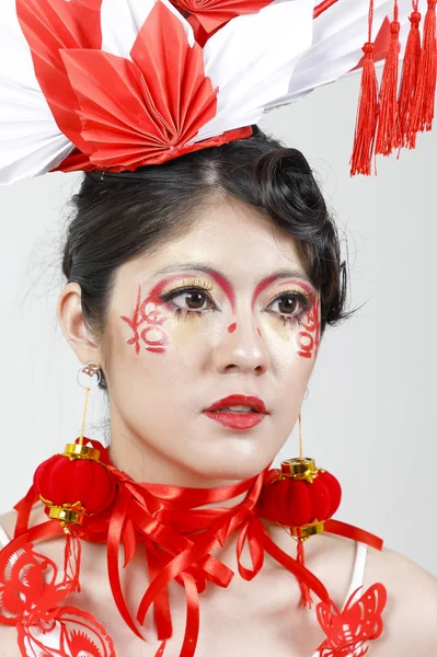 Joven hermosa mujer en chino cheongsam moderno maquillaje alto fa —  Fotos de Stock