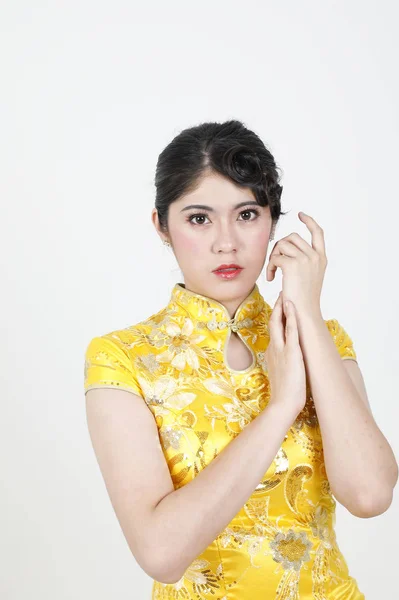 Młoda piękna kobieta w chińskim Cheongsam nowoczesny makijaż — Zdjęcie stockowe