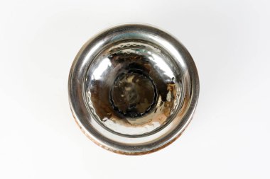 Çift katmanlı bakır kaplama tencere servis ediliyor. 