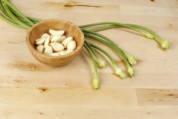 Gemme di fiore di aglio gambo verde su sfondo di legno — Foto Stock
