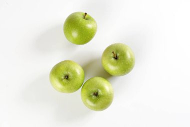 Beyaz arkaplanda yeşil elma 