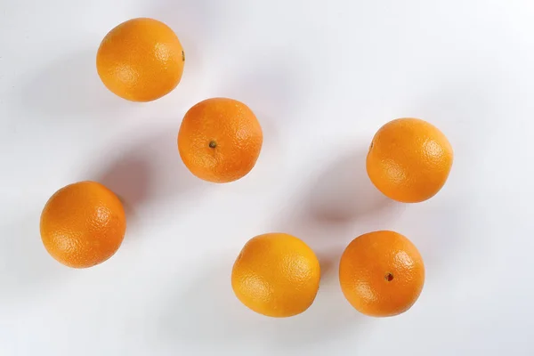 オレンジフルーツトップビュー白の背景 — ストック写真
