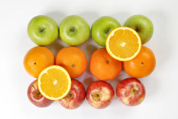 Buah oranye hijau merah apel pada latar belakang putih — Stok Foto
