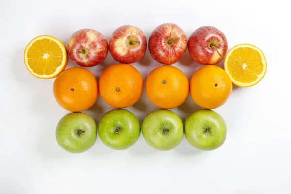 Buah oranye hijau merah apel pada latar belakang putih — Stok Foto