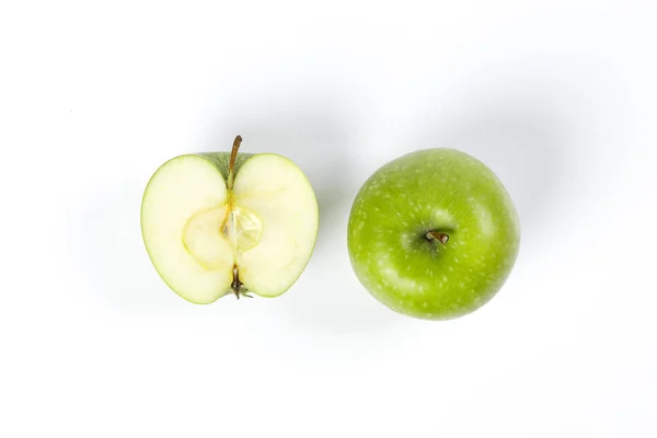 Verde manzana entera mitad corte rebanada vista superior sobre fondo blanco — Foto de Stock