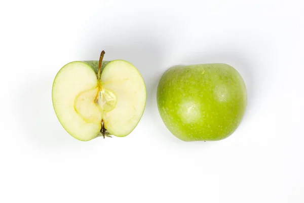 Grüner Apfel ganze Hälfte geschnittene Scheibe Draufsicht auf weißem Hintergrund — Stockfoto