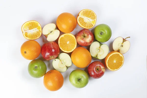 Campur apel hijau oranye seluruh buah dipotong setengah pada b putih — Stok Foto