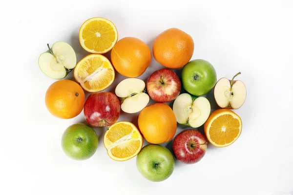 Campur apel hijau oranye seluruh buah dipotong setengah pada b putih — Stok Foto