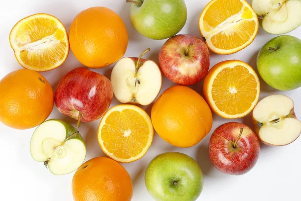 Yeşil kırmızı elma portakalını karıştır. Meyve diliminin yarısını beyaz b ile kes. — Stok fotoğraf