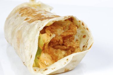 Derin arkadaş çıtır tavuk, peynirli tortilla rulosu.